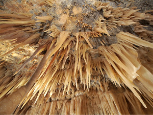 stalattiti Grotte di Castellana 300x225 Grotte di Castellana, uno spettacolo naturale nel cuore della Puglia