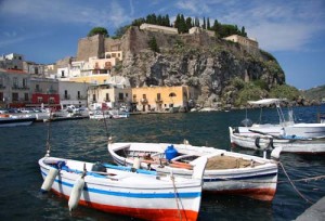 Lipari Porto Rocca 300x204 Il bello delle Eolie fuori stagione 